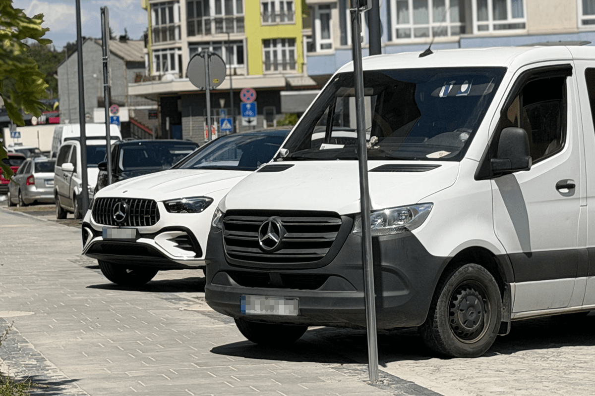 Два білі автомобілі неправильно припарковані на ділянці / фото: ЛМР