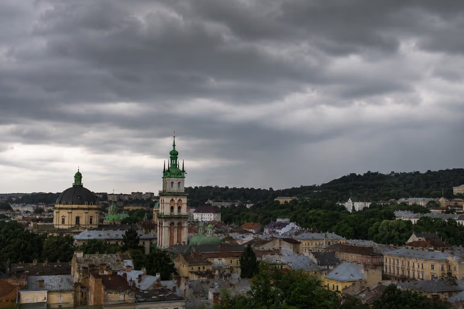 Похмура погода у Львові / ілюстративне фото, створене за допомогою ШІ