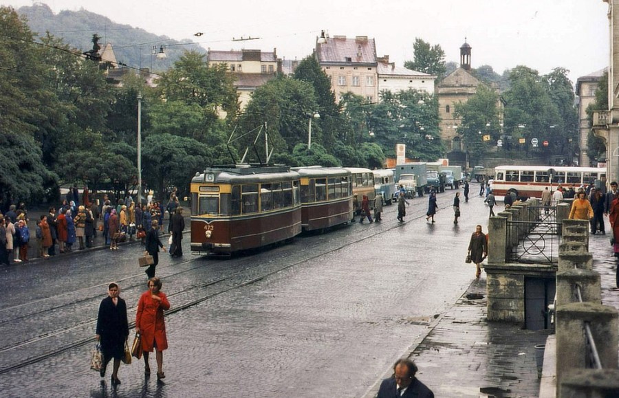 Передайте за проїзд. Як виглядав громадський транспорт Львова у різні роки