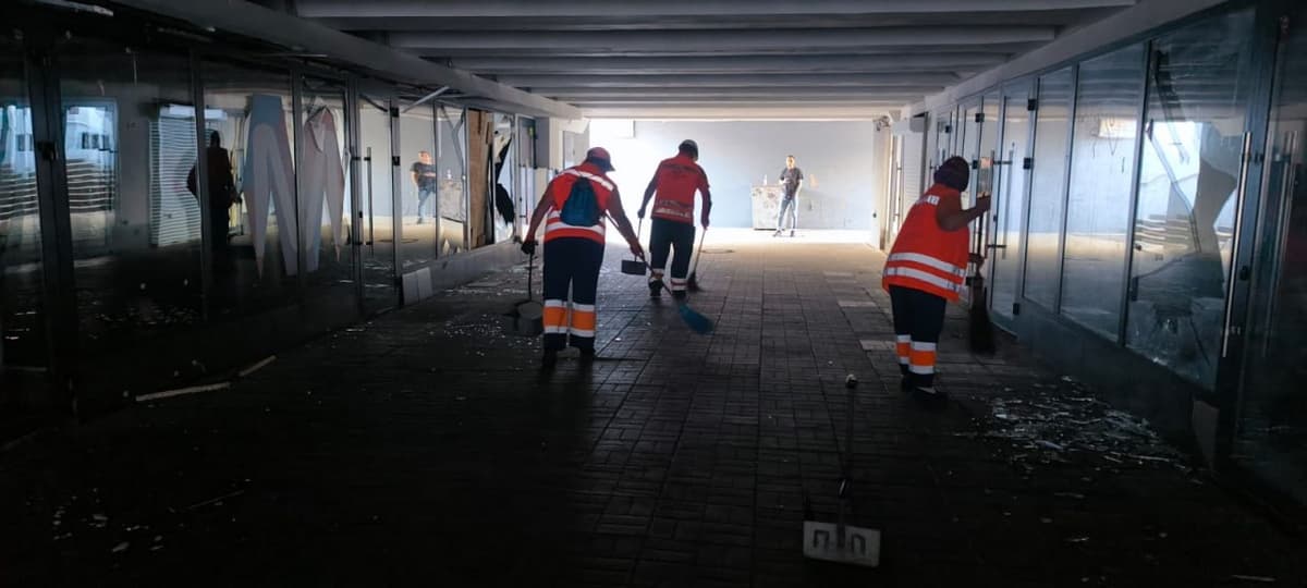 Понівечені станції метро та обірвані дроти: у Києві ліквідовують наслідки ударів по транспортній інфраструктурі