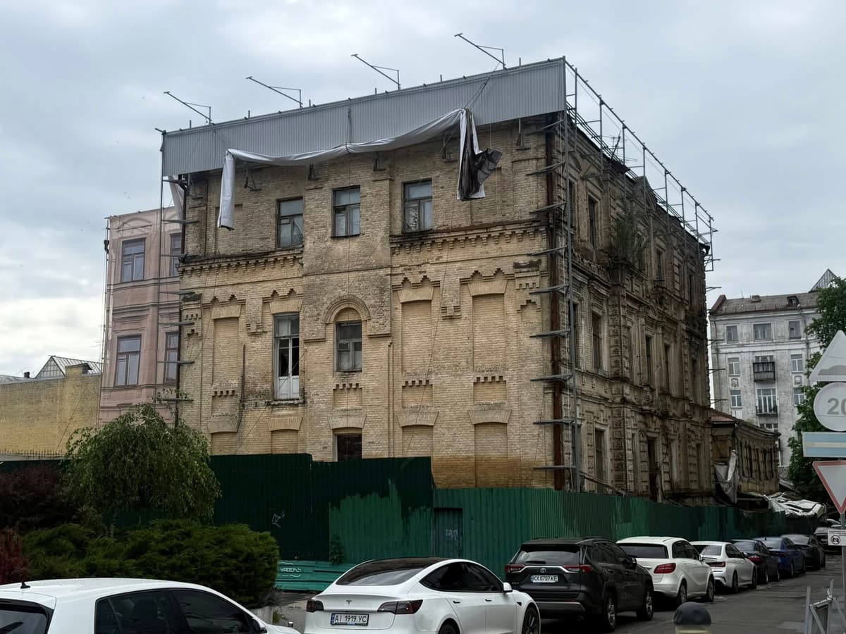Дозволів немає, але є бетонна конструкція: що відбувається з історичним будинком у центрі Києва