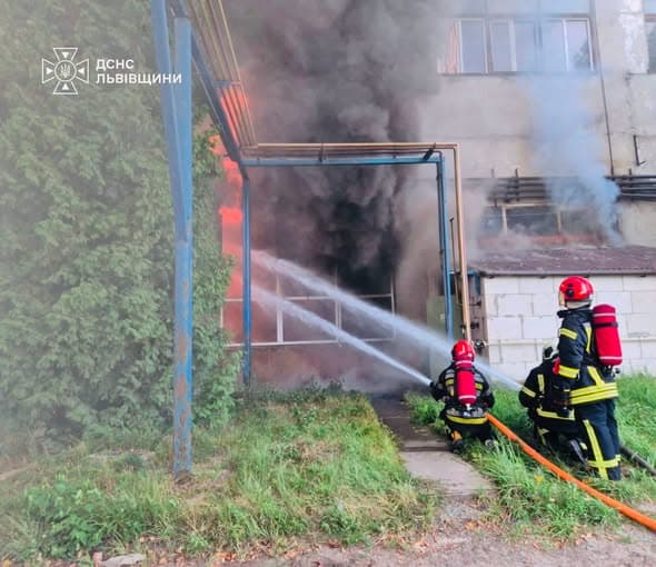 Рятувальники гасять пожежу на "Іскрі" на Сихові