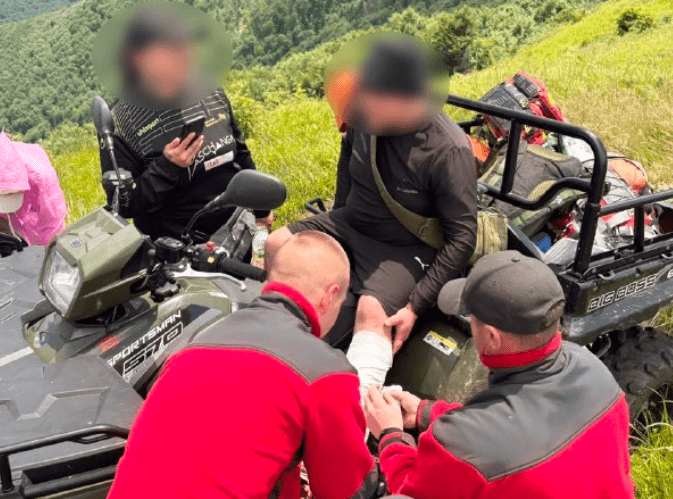 Травмував ногу і не міг рухатися. З гори на Львівщині евакуювали туриста