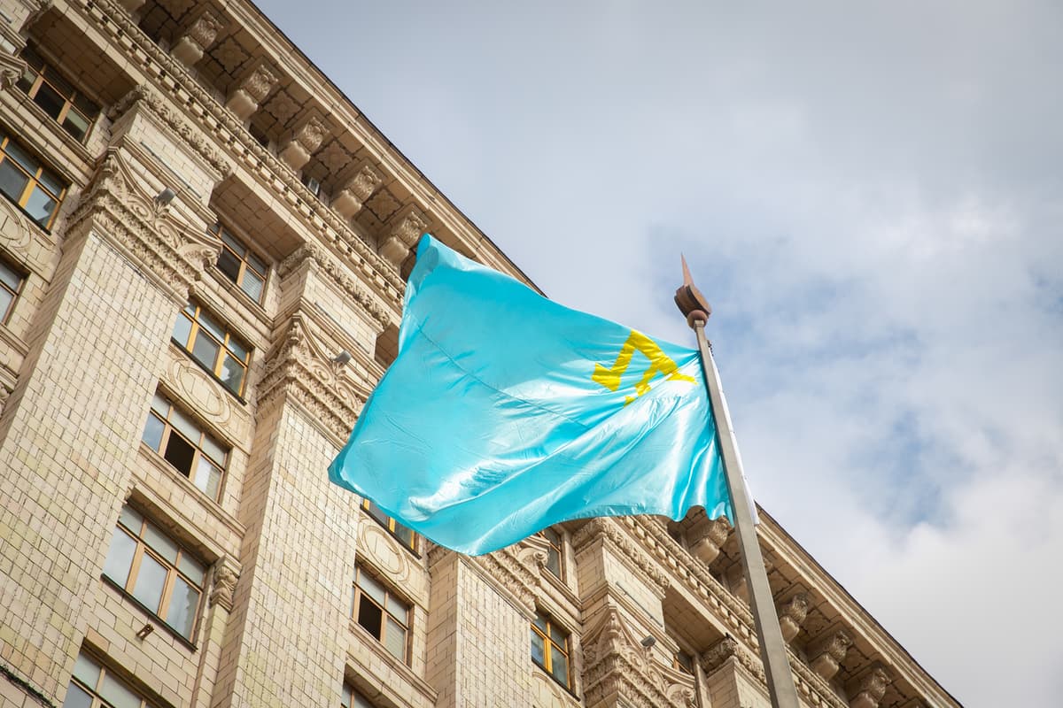 У Києві підняли кримськотатарський прапор біля будівлі КМДА