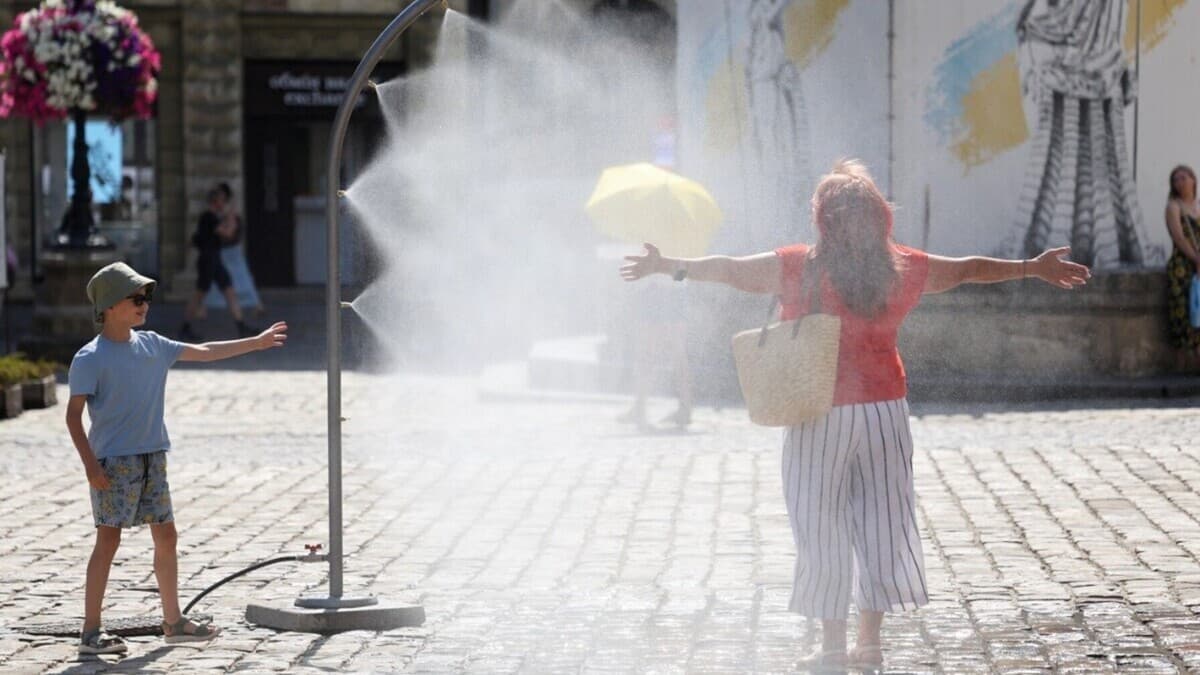 До +40° у Львові: де безкоштовно набрати води та освіжитися