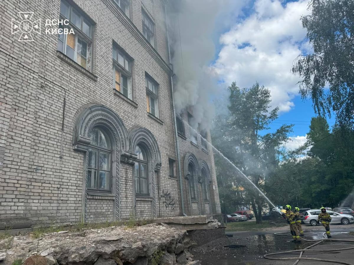 Густий дим над Подолом: вогнеборці ліквідували займання в чотириповерховій будівлі