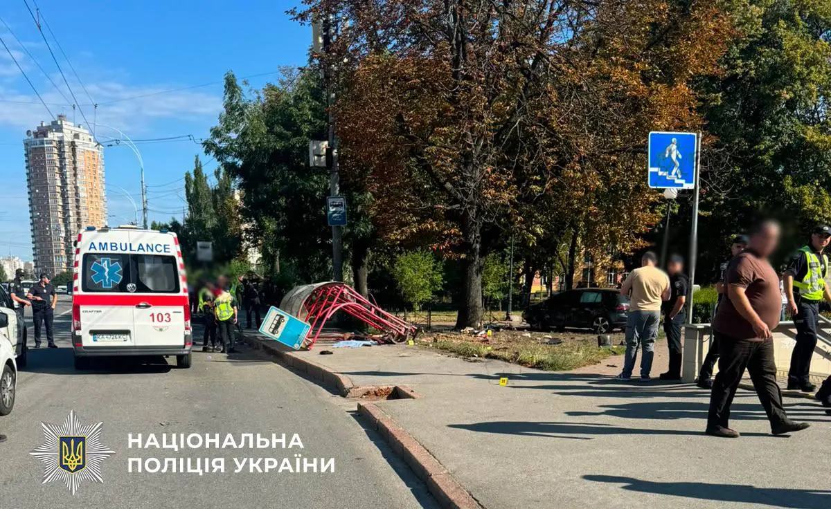 ДТП на Чоколівському бульварі: 23-річний водій "Volkswagen" протаранив зупинку, є загиблі. Відео