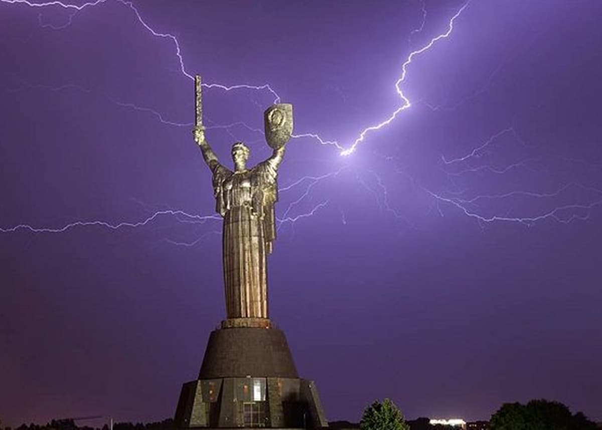 Київ накриють сильні дощі та похолодання: синоптики оголосили жовтий рівень небезпеки