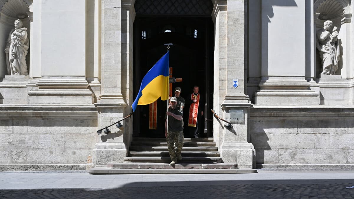 Що відомо про двох Захисників, з якими сьогодні прощаються у Львівській громаді