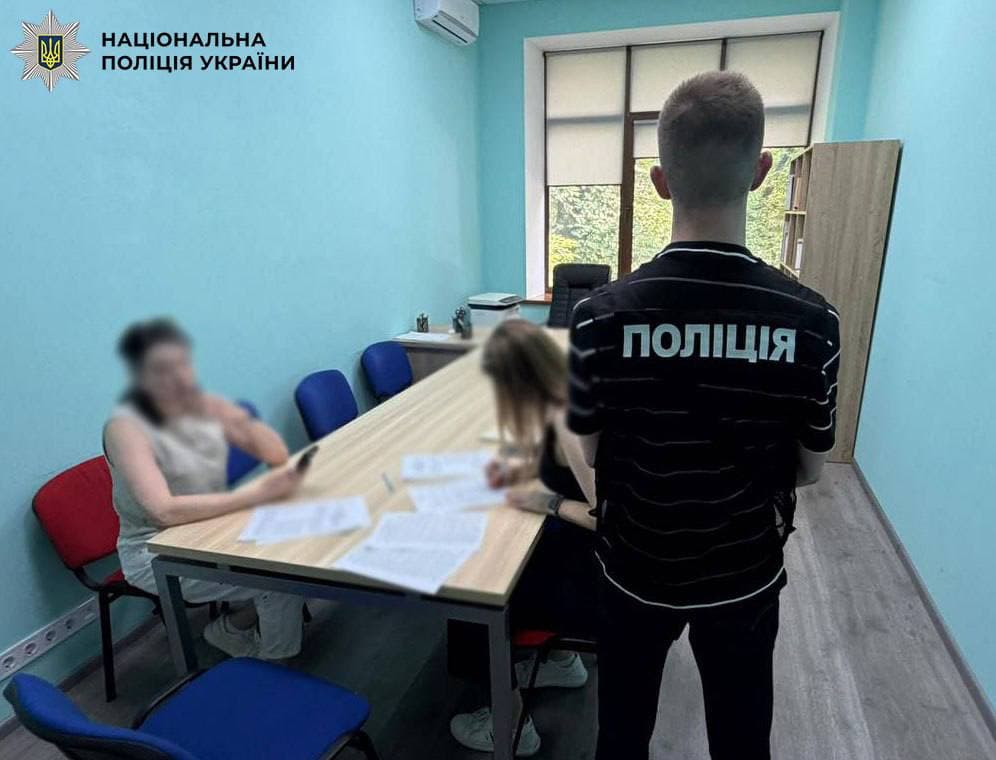 Закупила обладнання для кабінетів біології з націнкою у 700 000 гривень: у Києві посадовиці комунального підприємства оголосили про підозру