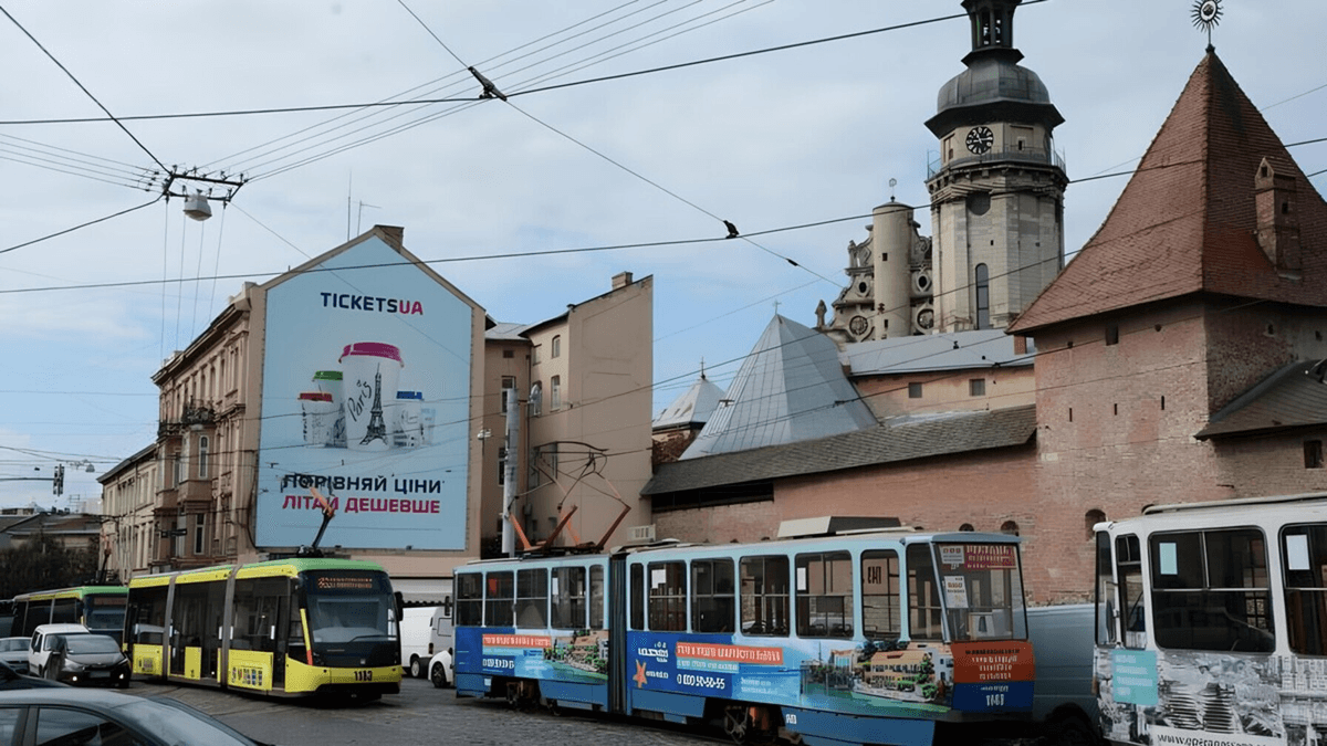 В центрі Львова буде сповільнений рух, де замінюватимуть аварійну колію