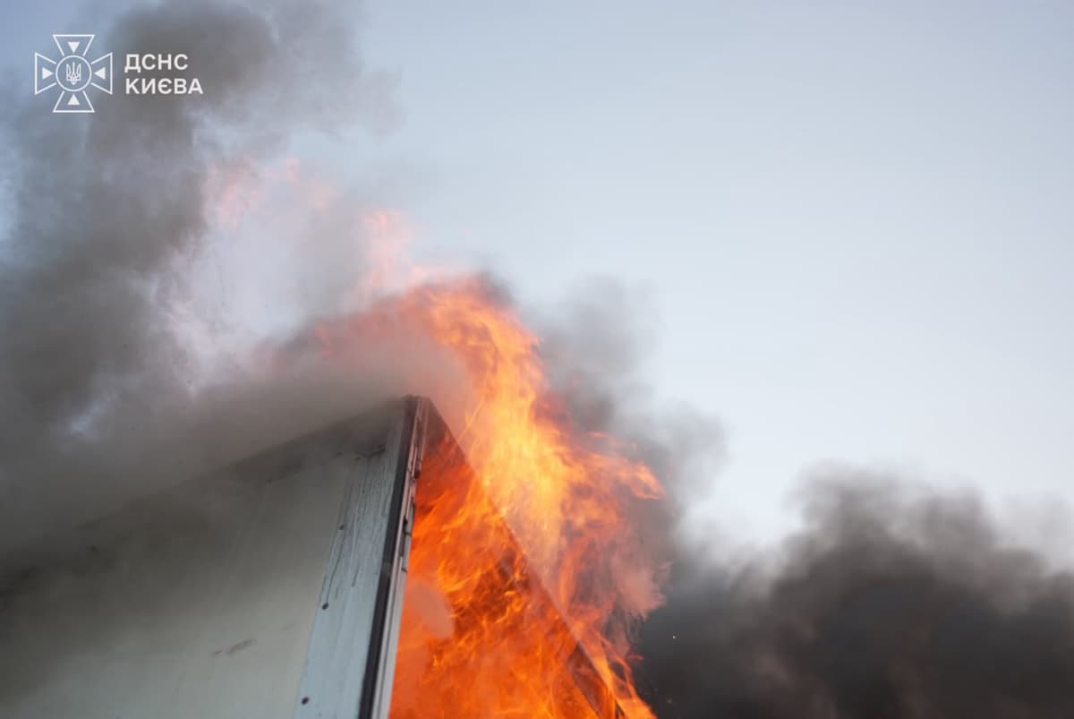 Поліцейські Києва врятували чоловіка, який опинився під завалами після російської атаки: відео