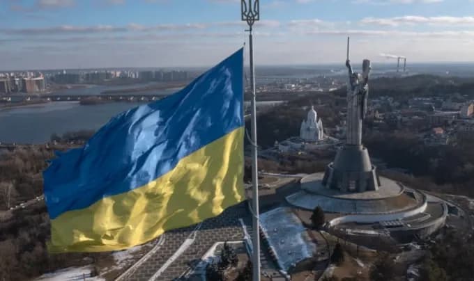 Приспустять головний прапор України у Києві: оголосили жовтий рівень небезпеки