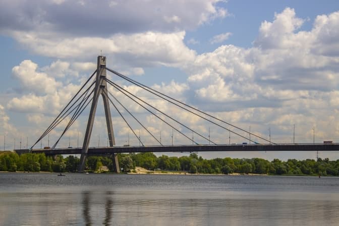 Безкоштовні пересадки та більше автобусів: як пропонують змінити транспорт у Києві після атак на мости