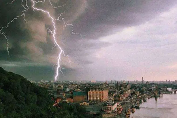 Грози, пожежна загроза та помірне літо: синоптики дали прогноз для Києва на найближчі тижні