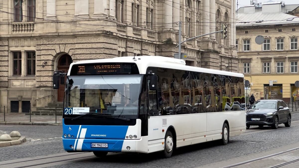 У Львові перевірили пів сотні автобусів на наявність працюючих кондиціонерів: виявили два порушення