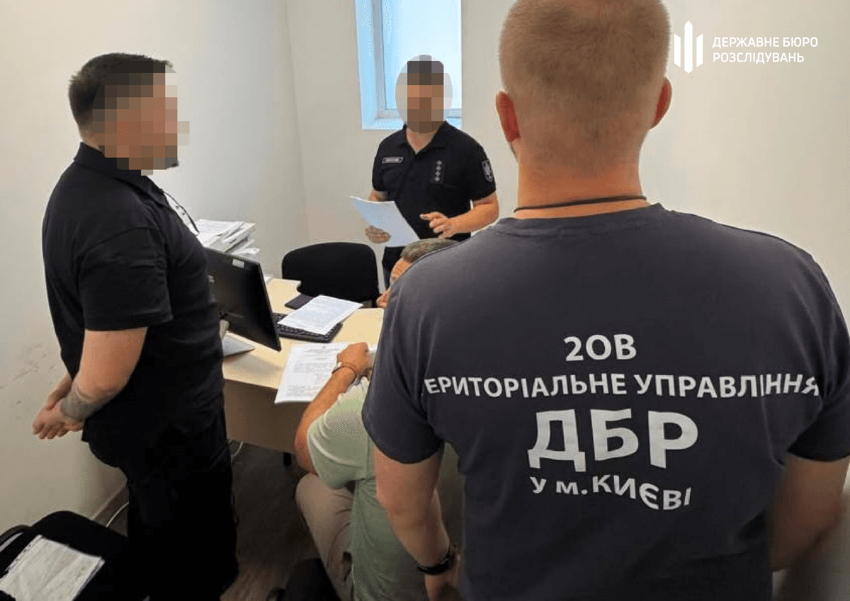 У ТЦК в Києві за 2,5 тисячі доларів незаконно знімали з розшуку військовозобов'язаних
