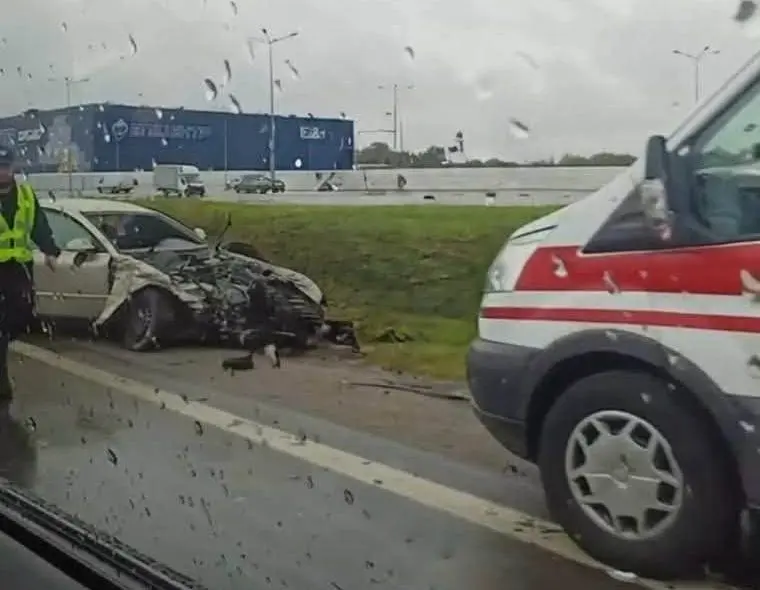 У Львові та поблизу міста сталися дві ДТП: одна з автівок перекинулася на дах