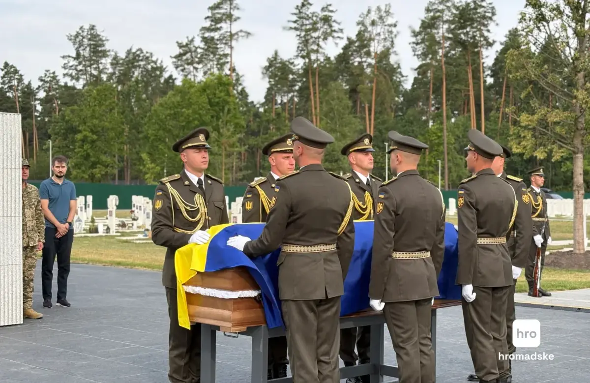 У Києві відбулася церемонія перепоховання Євгена Коновальця на Національному військовому меморіальному кладовищі