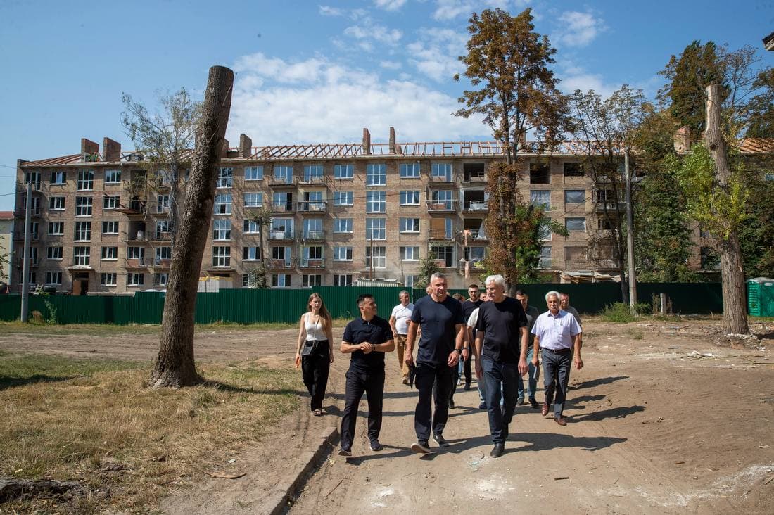 У Святошинському районі Києва триває відновлення 18 пошкоджених обстрілами будинків: коли планують завершити роботи