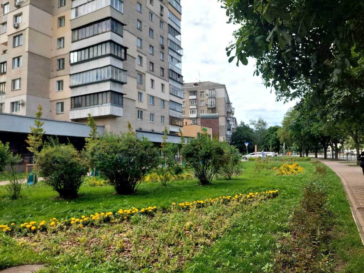 Зелені оази поблизу дому: у шести районах Києва облаштували нові "кишенькові сквери"