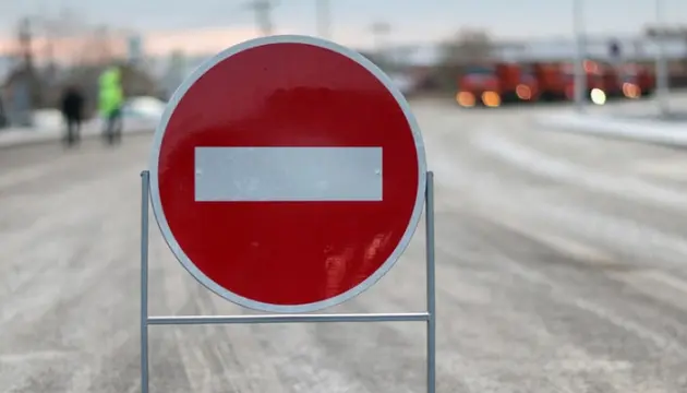 Масштабні провали на дорогах у центрі Києва: на бульварі Шевченка та біля "Арсенальної" обмежили рух