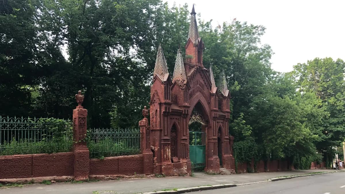 На Байковому кладовищі ремонтують старий паркан, який укріплює схил