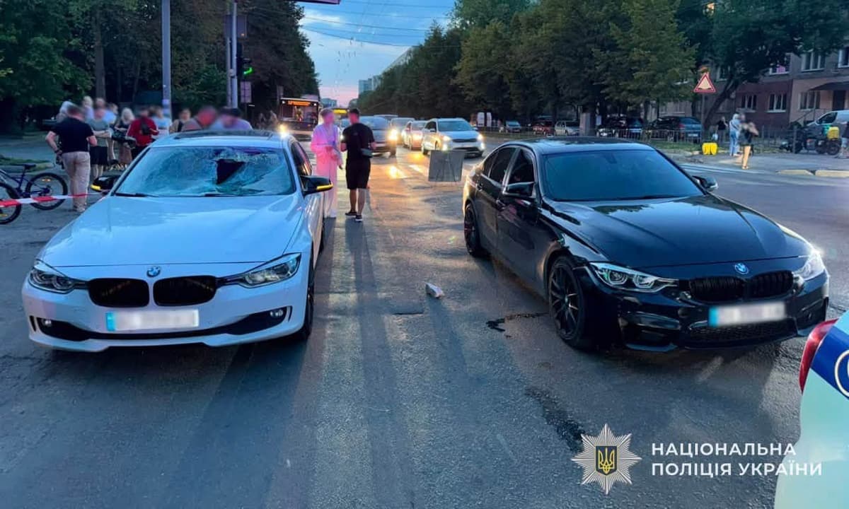 У Львові на вулиці Виговського дві машини BMW збили чоловіка з дитиною: потерпілі у важкому стані