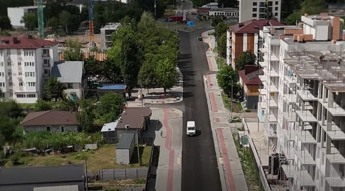 У Бородянці на Київщині триває реконструкція 5-кілометрової ділянки вулиці Центральної