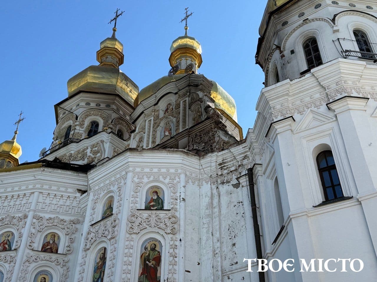 "Путін — це тварюка. Вони б’ють не лише по людях, а й по вірі". Репортаж з Лаври після російського удару