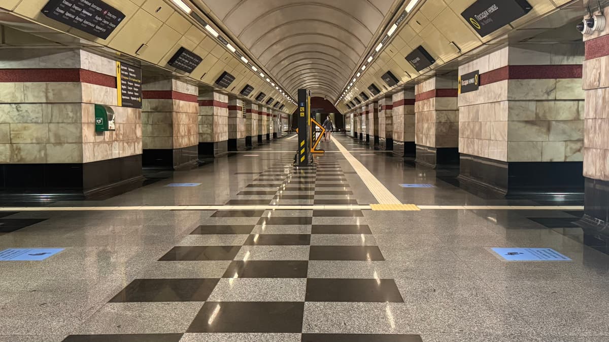 На станції метро "Сирець" з’явилися навігаційні наліпки: навіщо вони потрібні