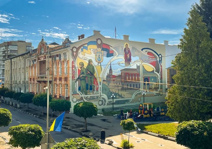 "Варта світла": патріотичний стінопис з'явився у центрі Стрия