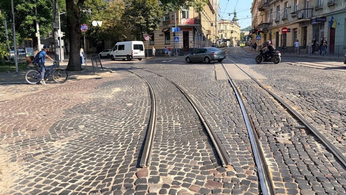 У центрі Львова через ремонт перекриють частину вулиці: де саме та як їздитиме транспорт