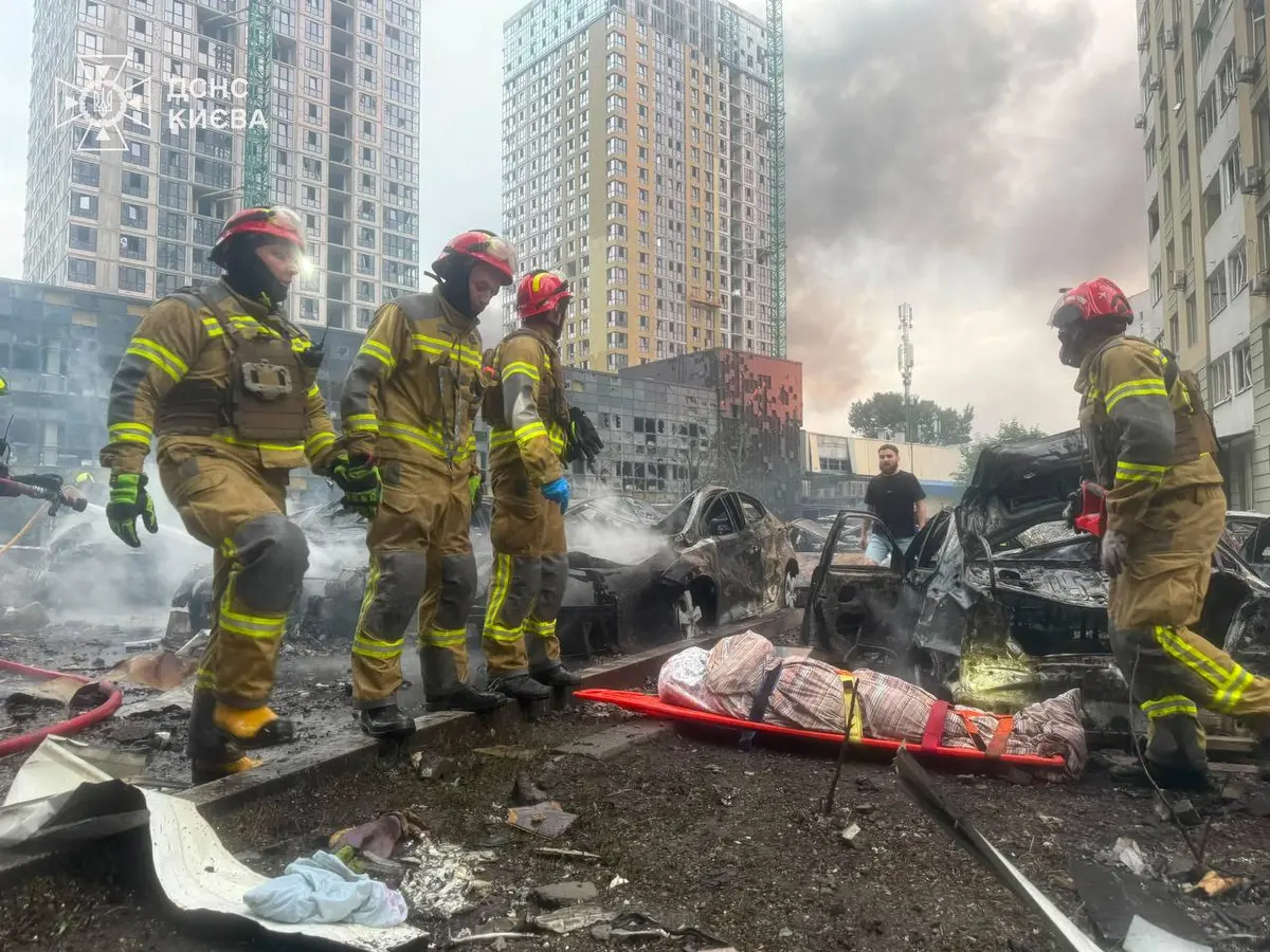 Російський удар по Києву: де розгорнули штаби допомоги постраждалим та як отримати виплати