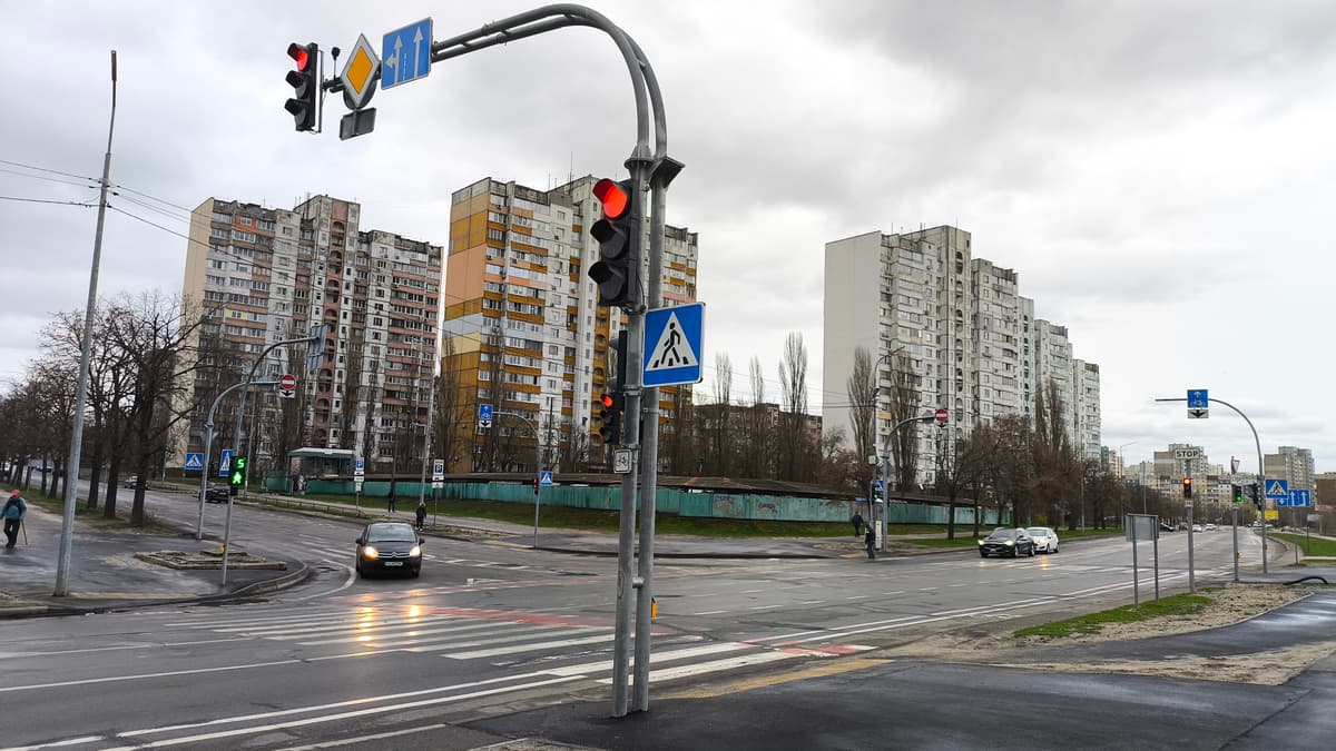Світлофори одночасно перемикатимуться на червоне: у Києві змінюють рух під час хвилини мовчання