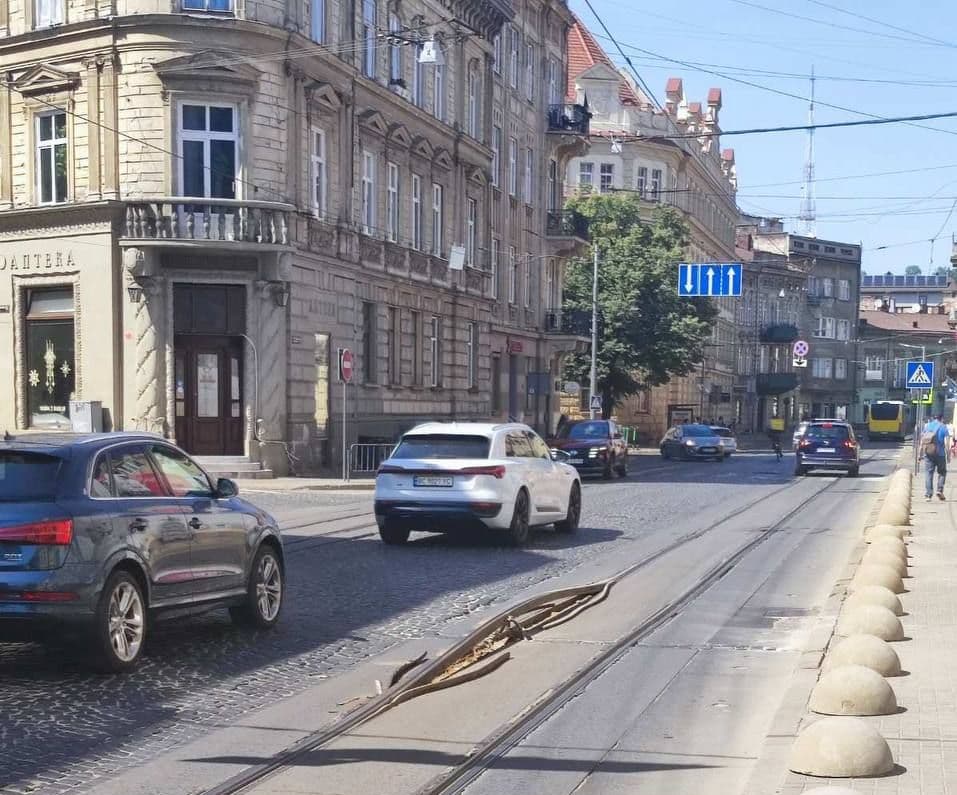 На вулиці Франка у Львові підняло рейку: трамваї курсують зі змінами. Оновлено