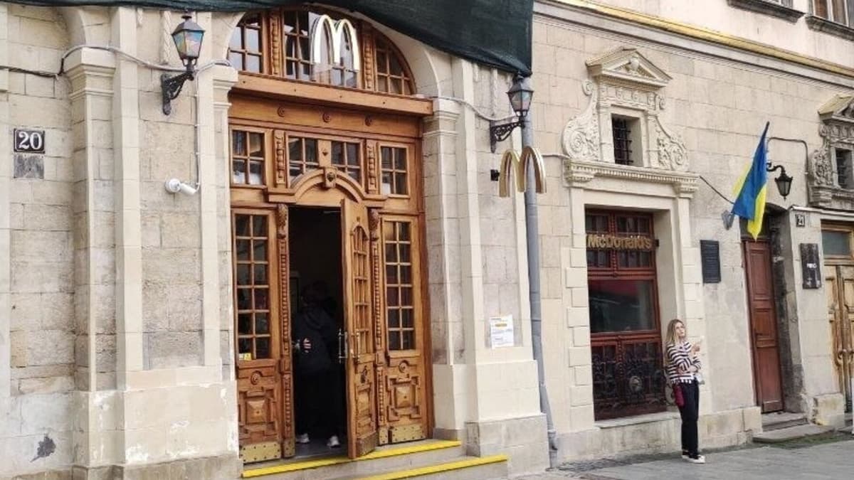"МакДональдз" пообіцяв прибрати джерела шуму та запахів із двору на площі Ринок у Львові