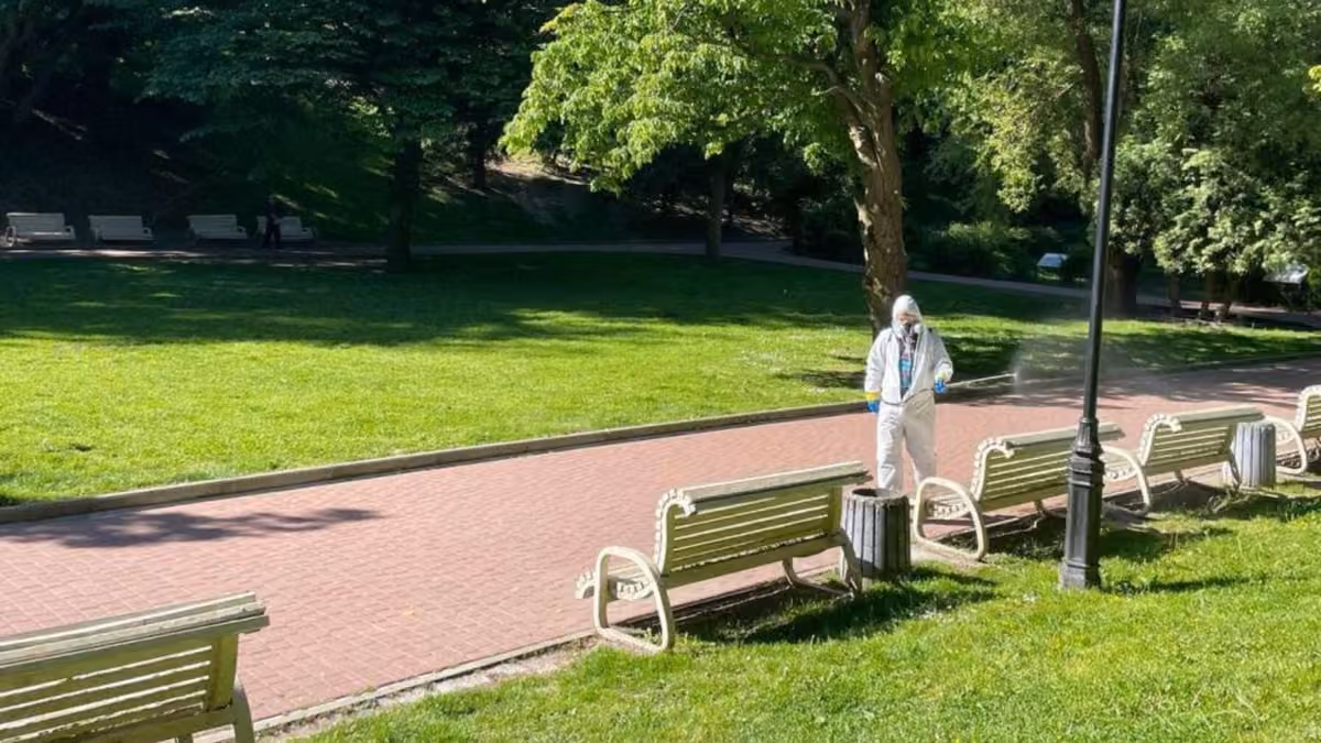 У парках розпочали осінню обробку від кліщів: які території охоплять роботи