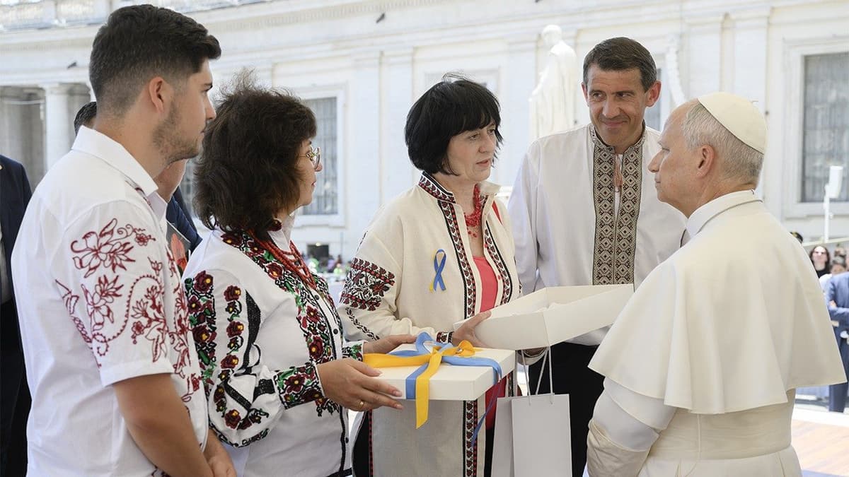 Дизайнерка із Львівщини подарувала Папі Римському іменну вишиванку