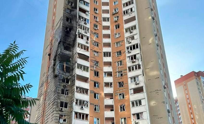 Російський дрон влучив у багатоповерхівку в Дарницькому районі Києва: поранено 6 осіб