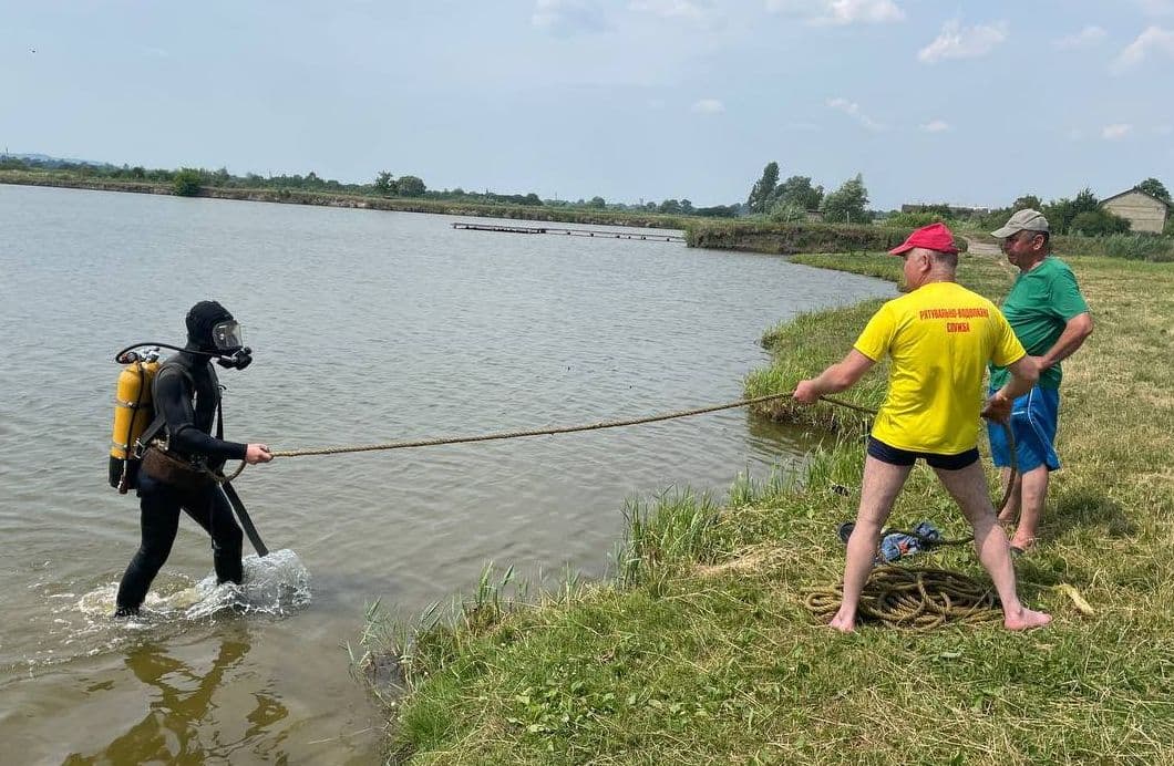 На Львівщині з озера витягнули тіло 39-річного чоловіка