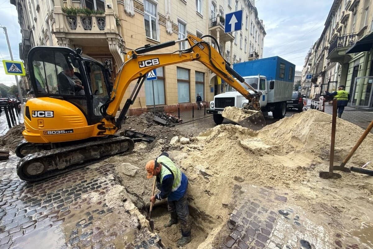 У центрі Львова ліквідували аварію на водопроводі: вулицю Костюшка відкрили для проїзду