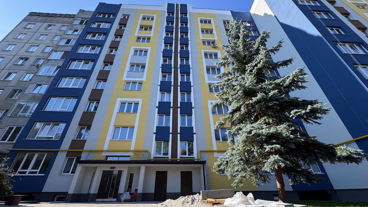 У Львові комплексно оновлюють пошкоджений ракетою будинок на вул. Хоткевича