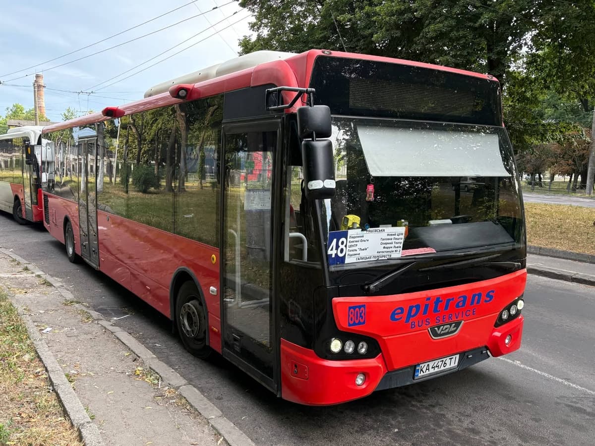 Дев'ять автобусів їдуть за зміненим маршрутом: через спортивну подію частково перекрили центр Львова