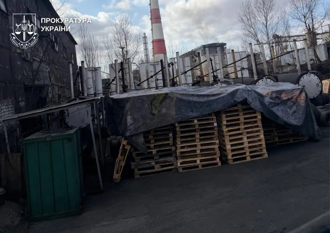 Понад тисячу квадратних метрів забрудненої землі: у Києві викрили підприємство, яке спалювало шини