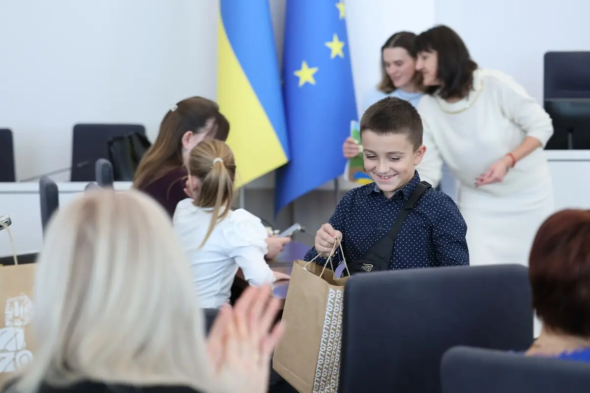 Малюнки для військових і зустріч із Левчиком: у Львові нагородили дітей