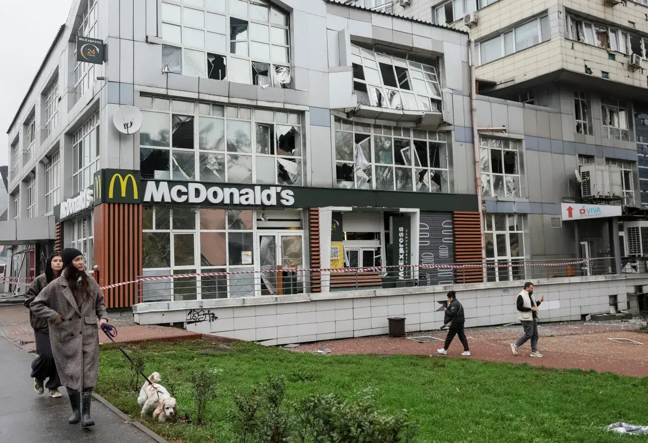 Пошкоджений російським ударом McDonald's на Шулявці знову відкрився
