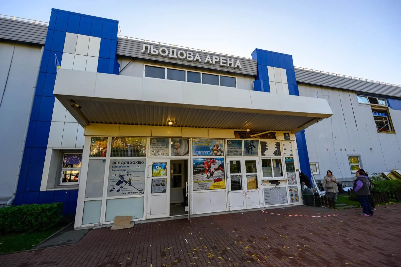 Зруйновану російським ударом льодову арену "Шалетт" у Києві відновлять: фото