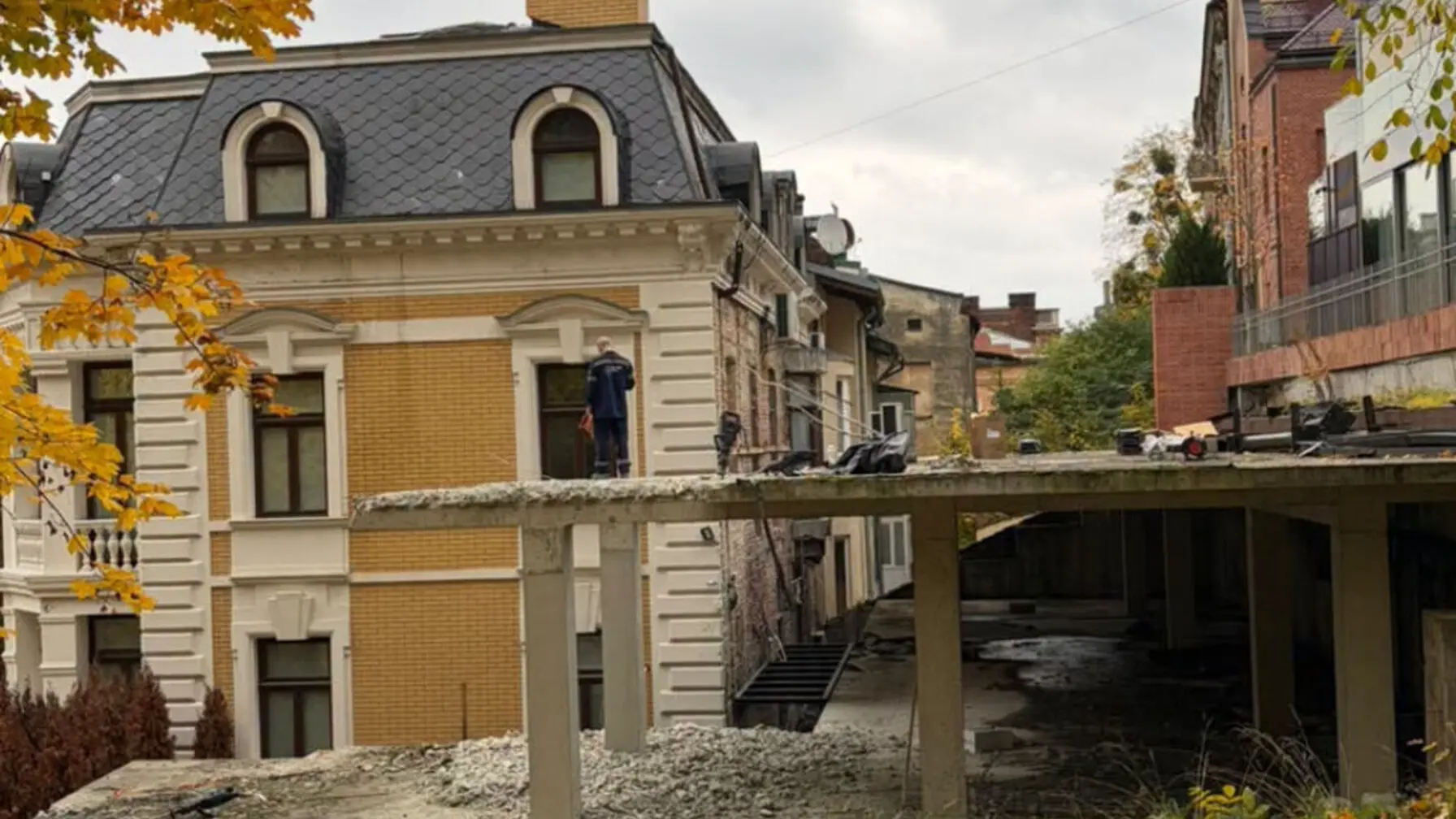 Біля Стрийського парку у Львові почали зносити незаконну триповерхівку