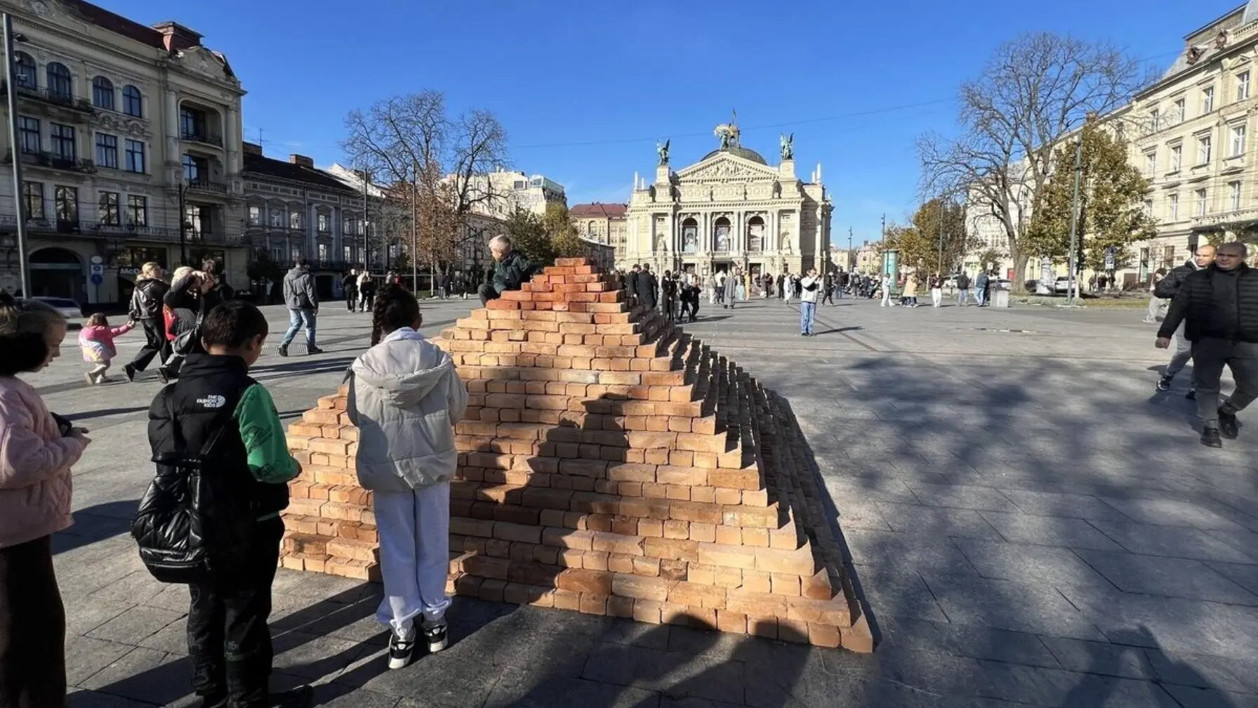 В центрі Львова встановили піраміду з цегли